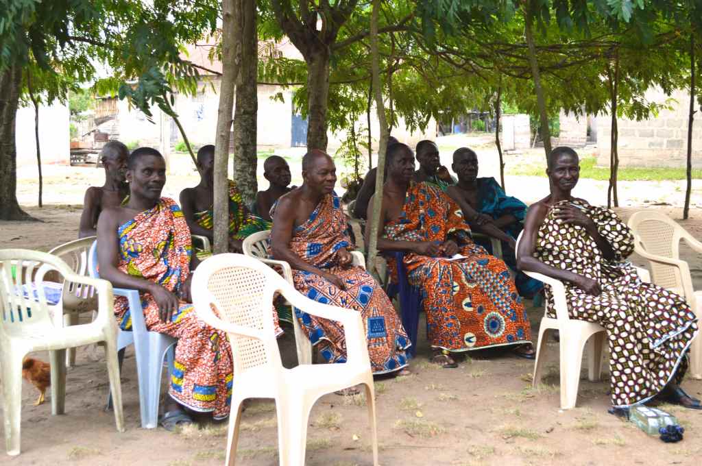 Linguist is voor - hand op die bors. Die Hoofmanne agter hom, mees geagte het goud in sy sandale. Agterste ry is die oudste wyse manne.