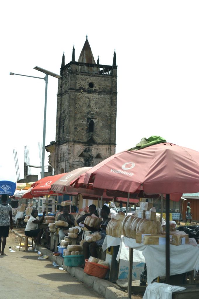 'n Ou kloktoring by die Volta rivier pont dateer nog uit die vyftiger jare staan nog, vervalle maar pragtig.