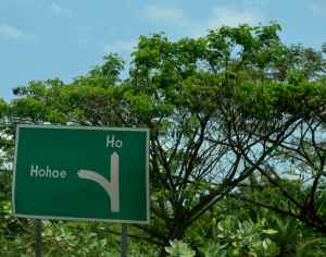 Geen sinspeel op die Engelse woord nie, net 'n groterige Afrika 'village' met 'n tweeletter-naam.