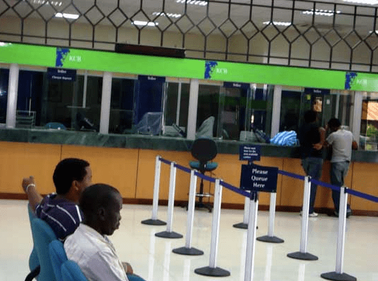 Marmervloere, gestoffeerde stoele, heilige stilte