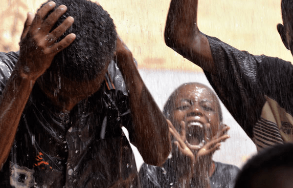 Deurnat kinners in die reën