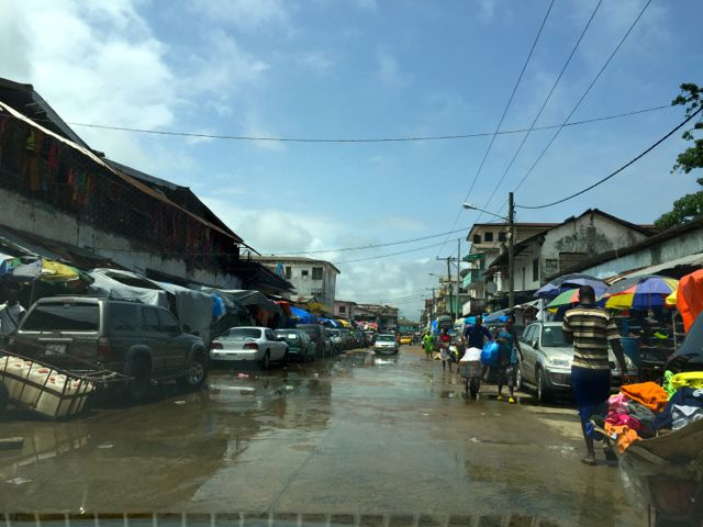 Hier rits ons deur die water rond na een van die lap-informele markte