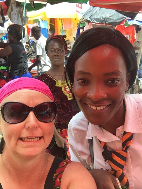 Met net een wit Afrika boorling - klomp glimlagte en verbaasdheid