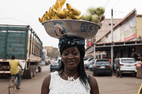 Veldblom leen ‘n&nbsp;blaadjie